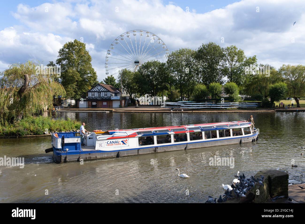 Le bateau étroit Jennifer May Canals & River Tours plein de touristes et de visiteurs entre dans la rivière Avon depuis Stratford canal, Stratford upon Avon, Royaume-Uni Banque D'Images
