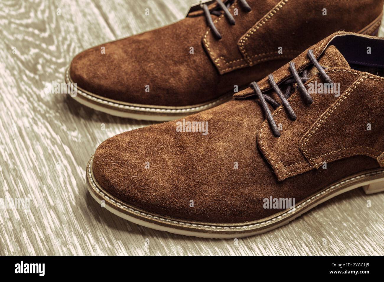 Concept de mode avec des chaussures hommes sur fond de bois Banque D'Images