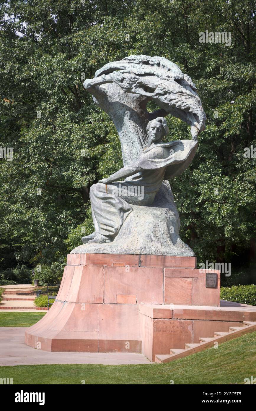 Sculpture moderniste massive du compositeur polonais Chopin, dans les jardins royaux Lazienki, Varsovie, Pologne Banque D'Images