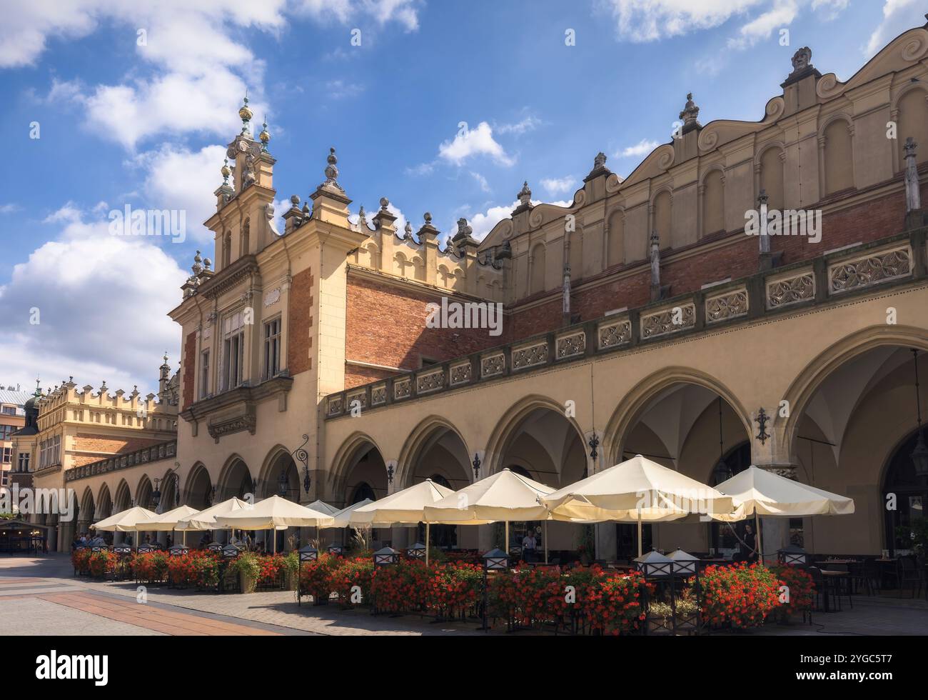 Hall de tissu à Cracovie, Pologne. Ce bâtiment emblématique présente une architecture étonnante et une terrasse de café dynamique, invitant les visiteurs à profiter de sa culture Banque D'Images