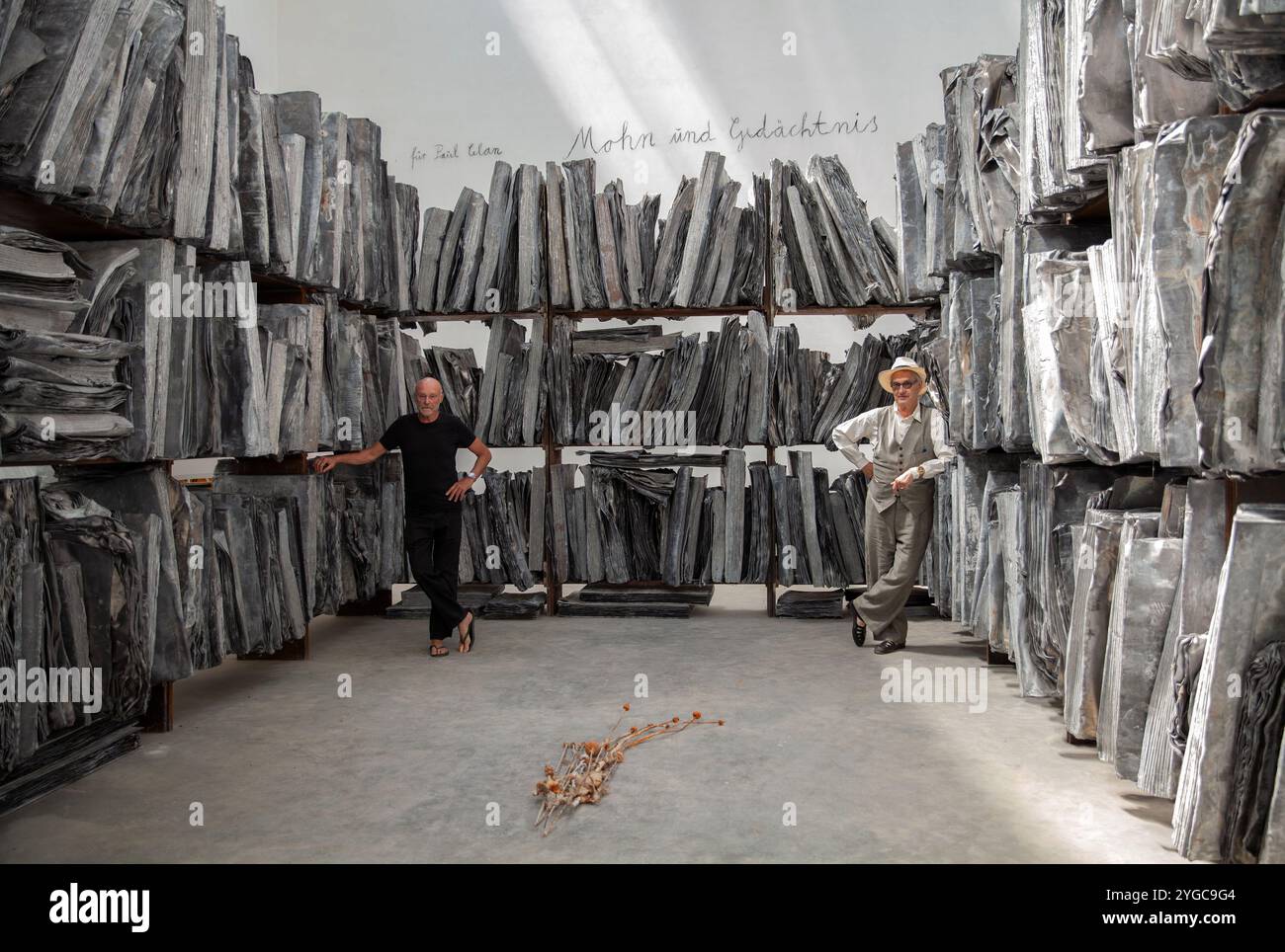 WIM WENDERS et ANSELM KIEFER dans ANSELM (2023) -titre original : ANSELM-DAS RAUSCHEN DER ZEIT-, réalisé par WIM WENDERS. Crédit : ROAD MOVIES FILMPRODUKTION / album Banque D'Images