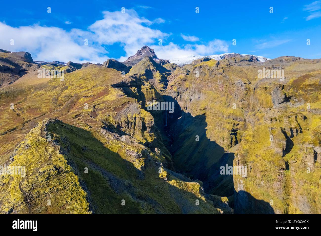 Vue aérienne du canyon Mulagljufur, sud de l'Islande, Islande, Europe du Nord. Banque D'Images