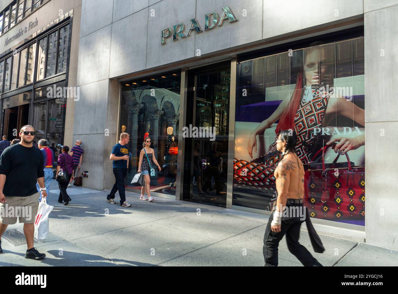 New York City, NY, États-Unis, Street Scenes, Fifth Avenue, foule marchant, « Prada' Luxury Fashion Store Front Boutique, quartier des marques de mode Banque D'Images