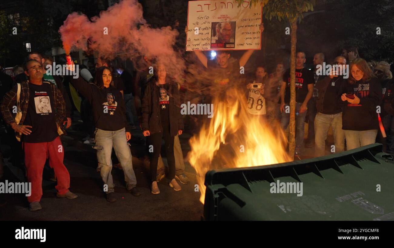 JÉRUSALEM - 6 NOVEMBRE : des proches d'otages israéliens détenus à Gaza et leurs partisans ont mis le feu alors qu'ils participaient à une manifestation près de la résidence du premier ministre, protestant contre la destitution du ministre israélien de la Défense Yoav Gallant par le premier ministre Netanyahou et appelant les dirigeants israéliens à négocier immédiatement un accord d'otages avec le Hamas le 6 novembre 2024 à Jérusalem. Israël Banque D'Images