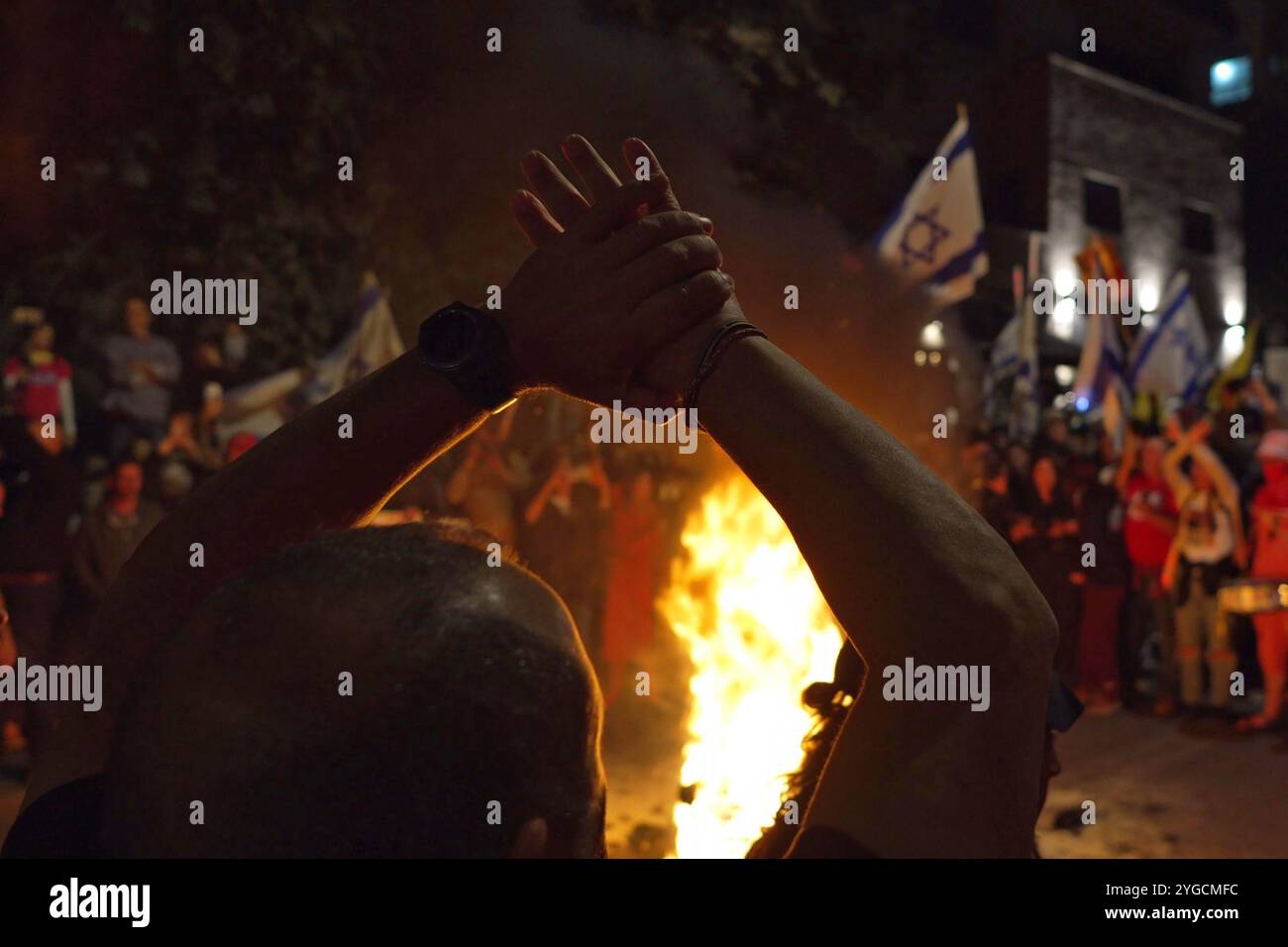 JÉRUSALEM - 6 NOVEMBRE : des proches d'otages israéliens détenus à Gaza et leurs partisans ont mis le feu alors qu'ils participaient à une manifestation près de la résidence du premier ministre, protestant contre la destitution du ministre israélien de la Défense Yoav Gallant par le premier ministre Netanyahou et appelant les dirigeants israéliens à négocier immédiatement un accord d'otages avec le Hamas le 6 novembre 2024 à Jérusalem. Israël Banque D'Images