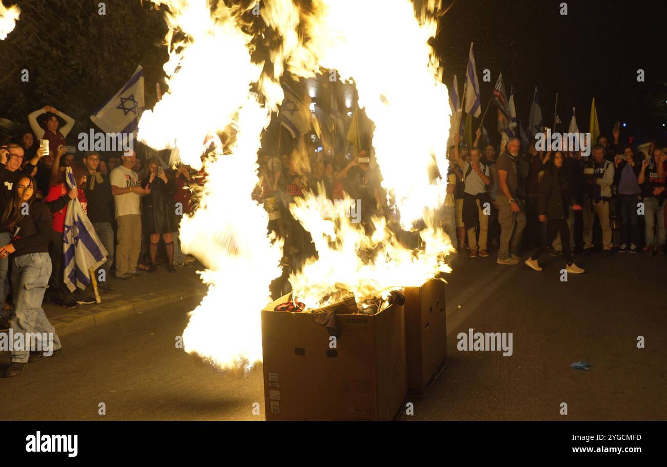 JÉRUSALEM - 6 NOVEMBRE : des proches d'otages israéliens détenus à Gaza et leurs partisans ont mis le feu alors qu'ils participaient à une manifestation près de la résidence du premier ministre, protestant contre la destitution du ministre israélien de la Défense Yoav Gallant par le premier ministre Netanyahou et appelant les dirigeants israéliens à négocier immédiatement un accord d'otages avec le Hamas le 6 novembre 2024 à Jérusalem. Israël Banque D'Images