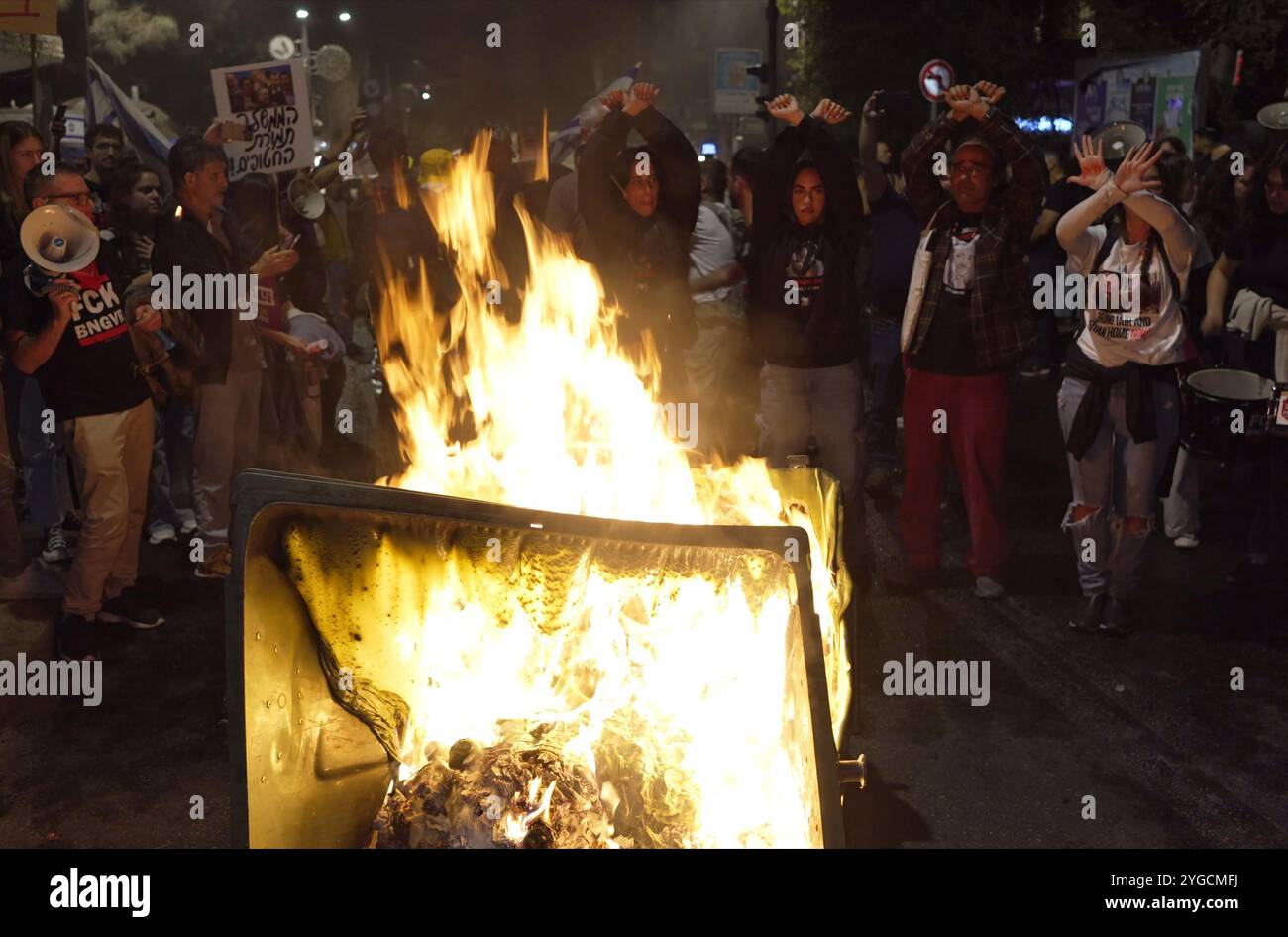 JÉRUSALEM - 6 NOVEMBRE : des proches d'otages israéliens détenus à Gaza et leurs partisans ont mis le feu alors qu'ils participaient à une manifestation près de la résidence du premier ministre, protestant contre la destitution du ministre israélien de la Défense Yoav Gallant par le premier ministre Netanyahou et appelant les dirigeants israéliens à négocier immédiatement un accord d'otages avec le Hamas le 6 novembre 2024 à Jérusalem. Israël Banque D'Images
