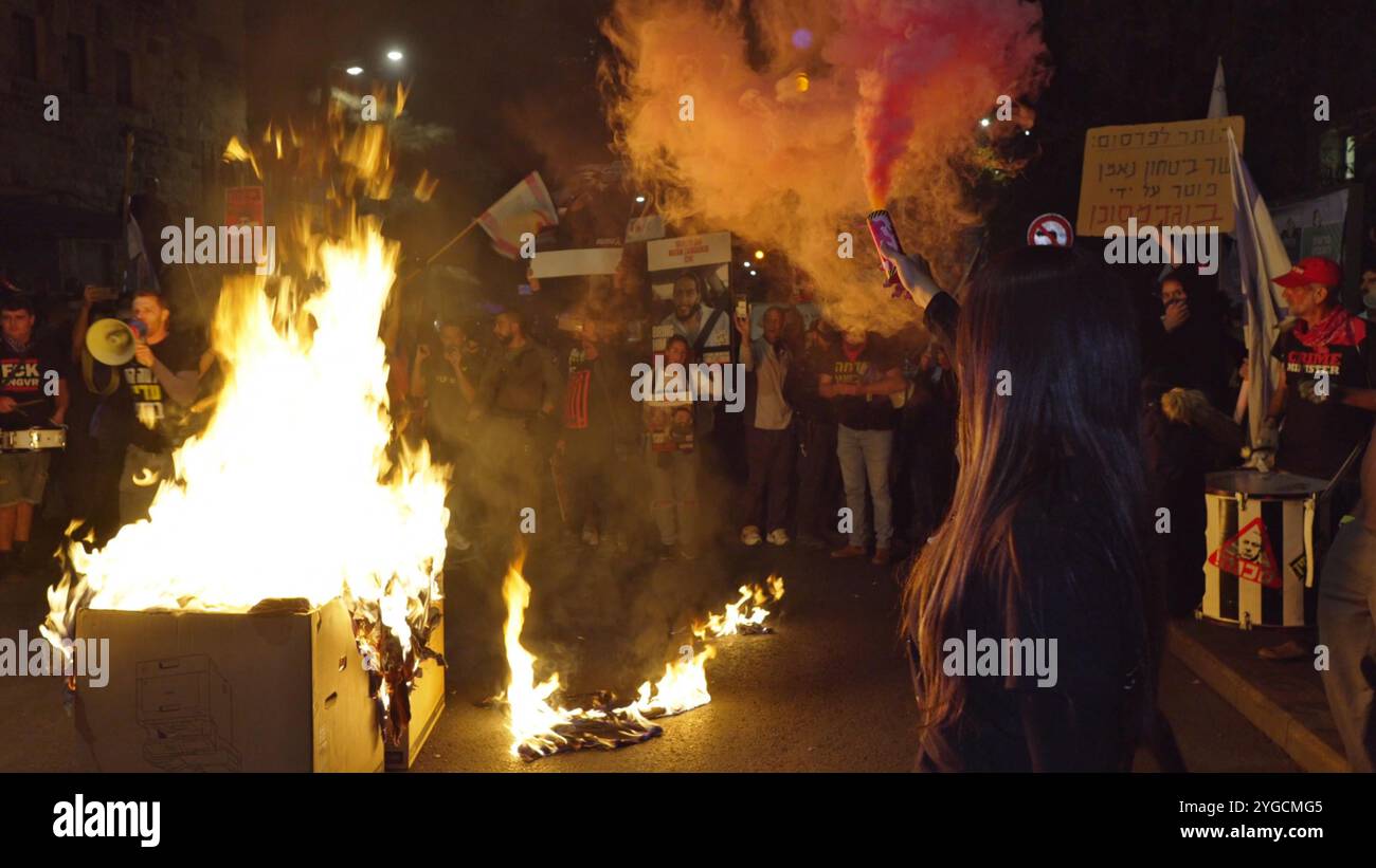 JÉRUSALEM - 6 NOVEMBRE : des proches d'otages israéliens détenus à Gaza et leurs partisans ont mis le feu alors qu'ils participaient à une manifestation près de la résidence du premier ministre, protestant contre la destitution du ministre israélien de la Défense Yoav Gallant par le premier ministre Netanyahou et appelant les dirigeants israéliens à négocier immédiatement un accord d'otages avec le Hamas le 6 novembre 2024 à Jérusalem. Israël Banque D'Images