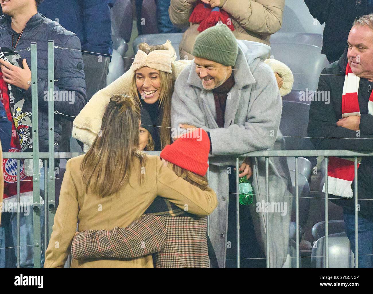 Munich, Allemagne. 06 novembre 2024. Laura WONTORRA avec Wayne und Annemarie Carpendale dans le match de la ligue de groupes FC BAYERN MUENCHEN - SL BENFICA LISSABON 1-0 de football UEFA Champions League dans la saison 2024/2025 à Munich, Nov 06, 2024, FCB, 4. Spieltag, Muenchen photographe : ddp images/STAR-images crédit : ddp Media GmbH/Alamy Live News Banque D'Images