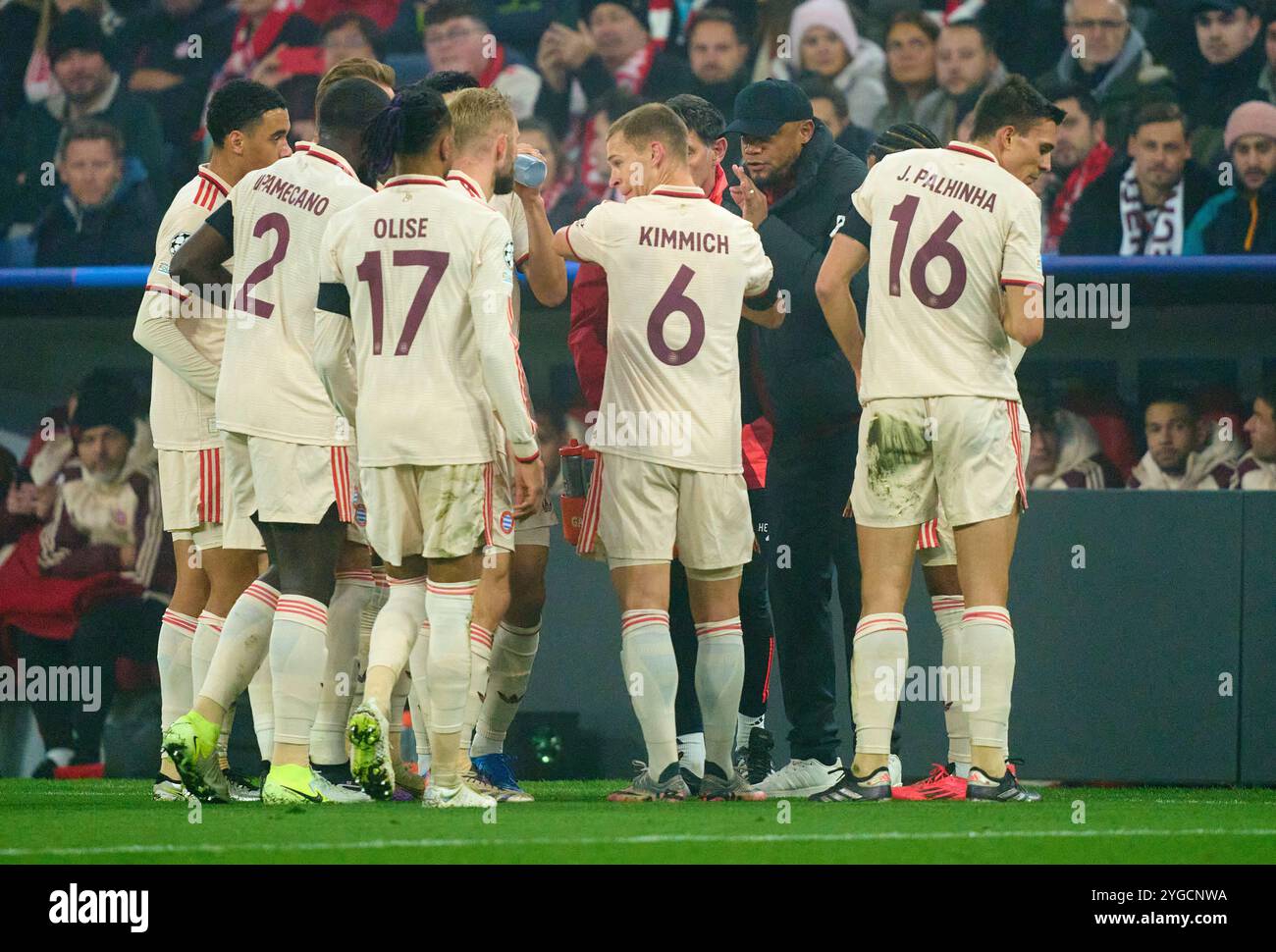 L'entraîneur Vincent Kompany (FCB), chef d'équipe, coach, entraîneur, discute avec l'équipe avec Joao Palhinha, FCB 16 Joshua KIMMICH, FCB 6 Michael Olise (FCB 17) Dayot Upamecano , FCB 2 Jamal MUSIALA, FCB 42 dans le match de ligue de groupes FC BAYERN MUENCHEN - SL BENFICA LISSABON 1-0 de football UEFA Champions League dans la saison 2024/2025 à Munich, 06 novembre 2024 , FCB 4. Spieltag, München photographe : Peter Schatz Banque D'Images