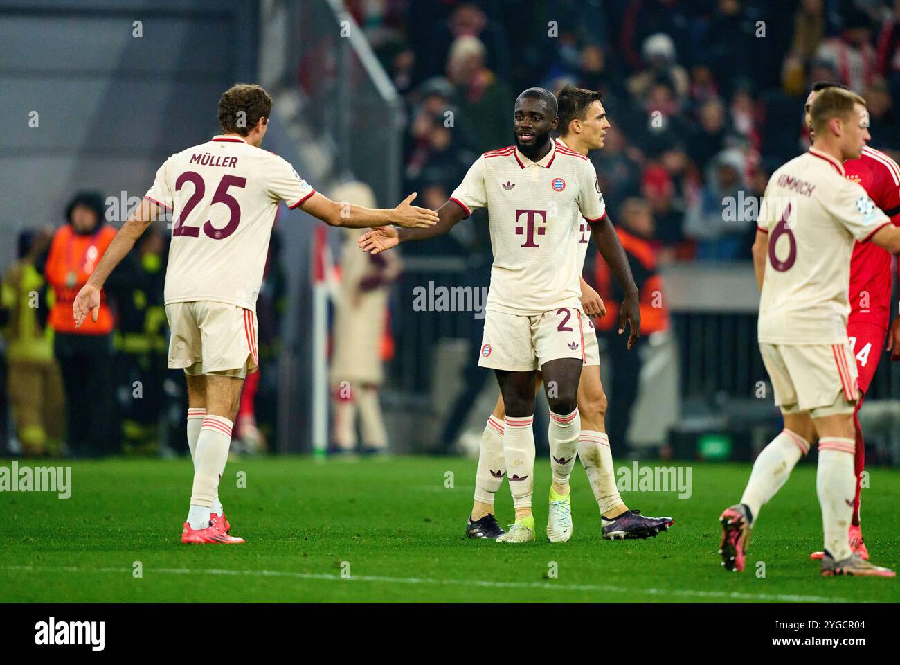 Thomas MUELLER, Müller, FCB 25 MinJae Kim, min-Jae Kim , FCB 3 Joshua KIMMICH, FCB 6 célébrer après le match de la ligue de groupe FC BAYERN MUENCHEN - SL BENFICA LISSABON 1-0 de football UEFA Champions League dans la saison 2024/2025 à Munich, Nov 06, 2024 , FCB, 4. Spieltag, München photographe : Peter Schatz Banque D'Images