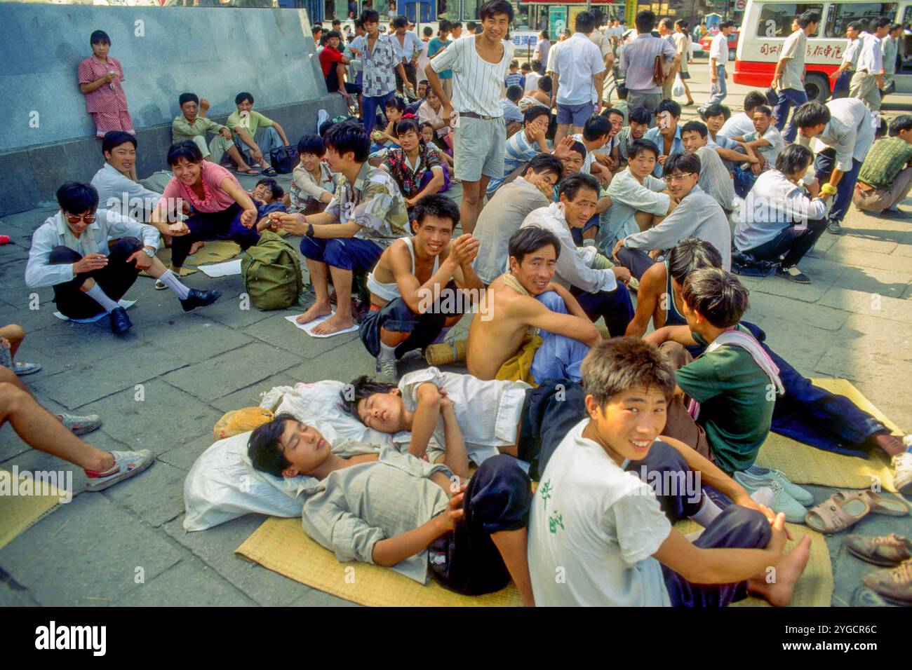 Chine, Shanghai, des gens, principalement des jeunes hommes, sont arrivés en train de la campagne pour trouver du travail. Banque D'Images
