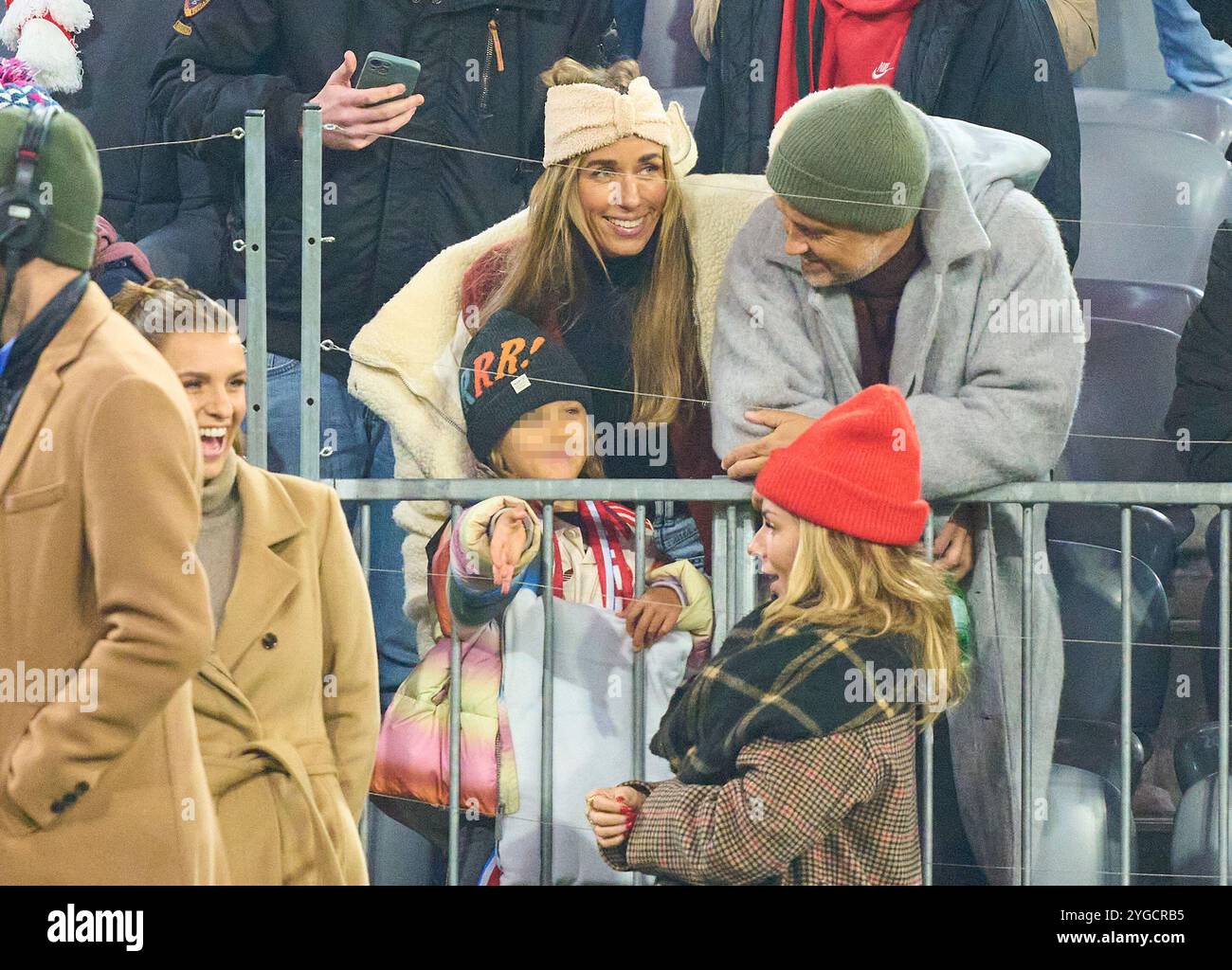 Laura WONTORRA avec Wayne und Annemarie Carpendale et son fils Mads dans le match de groupe FC BAYERN MUENCHEN - SL BENFICA LISSABON 1-0 de football UEFA Champions League dans la saison 2024/2025 à Munich, Nov 06, 2024 , FCB, 4. Spieltag, München photographe : Peter Schatz Banque D'Images