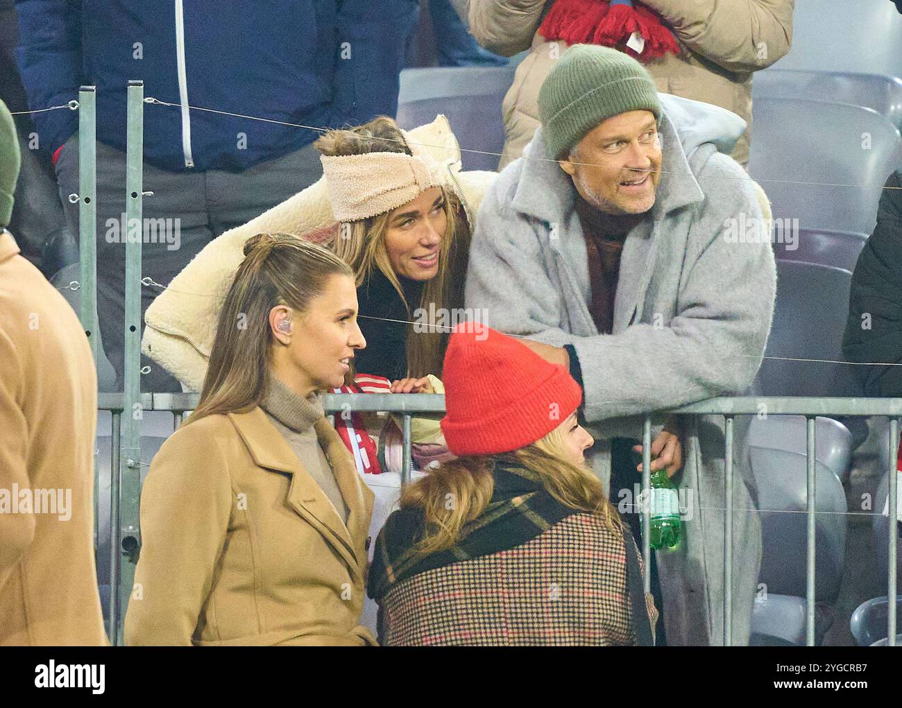 Laura WONTORRA avec Wayne und Annemarie Carpendale dans le match de la ligue de groupes FC BAYERN MUENCHEN - SL BENFICA LISSABON 1-0 de football UEFA Champions League dans la saison 2024/2025 à Munich, Nov 06, 2024 , FCB, 4. Spieltag, München photographe : Peter Schatz Banque D'Images