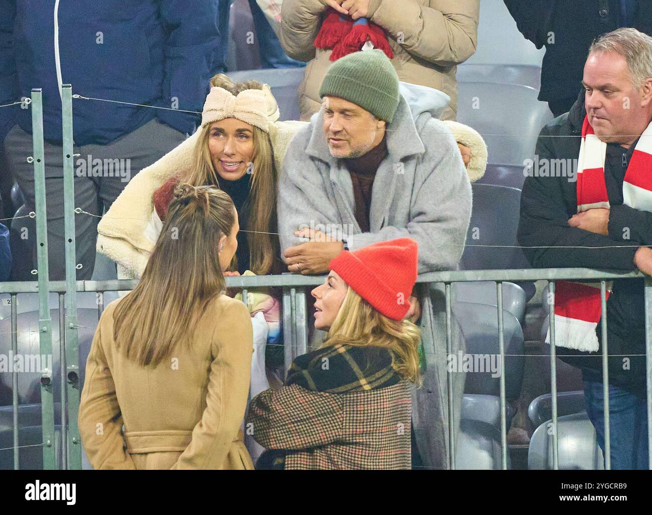 Laura WONTORRA avec Wayne und Annemarie Carpendale dans le match de la ligue de groupes FC BAYERN MUENCHEN - SL BENFICA LISSABON 1-0 de football UEFA Champions League dans la saison 2024/2025 à Munich, Nov 06, 2024 , FCB, 4. Spieltag, München photographe : Peter Schatz Banque D'Images