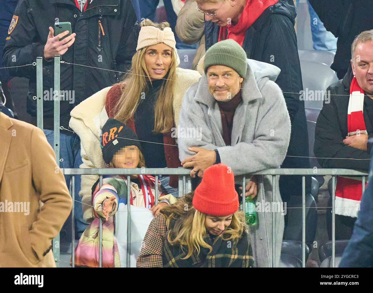 Laura WONTORRA avec Wayne und Annemarie Carpendale et son fils Mads dans le match de groupe FC BAYERN MUENCHEN - SL BENFICA LISSABON 1-0 de football UEFA Champions League dans la saison 2024/2025 à Munich, Nov 06, 2024 , FCB, 4. Spieltag, München photographe : Peter Schatz Banque D'Images