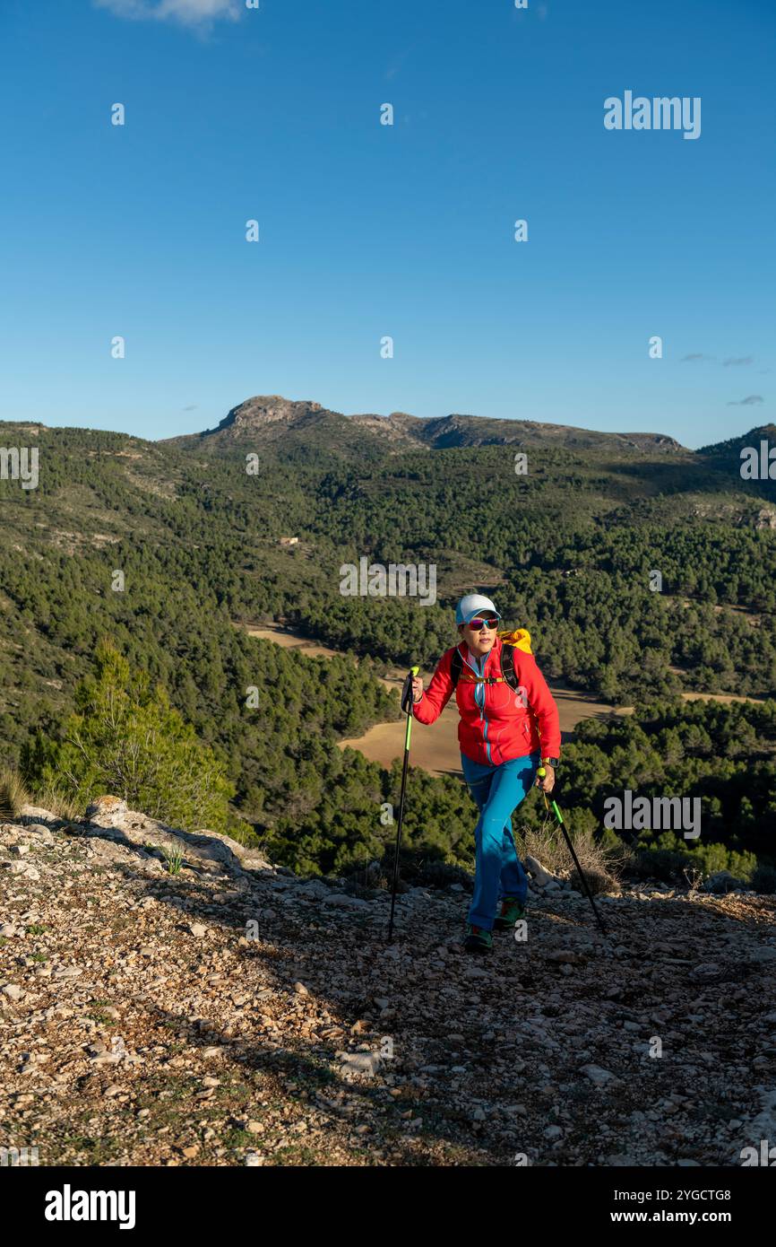 Photo d'une femme portant un sac à dos et randonnée dans la nature, Parc naturel de Mariola, Alicante, Espagne - photo stock Banque D'Images