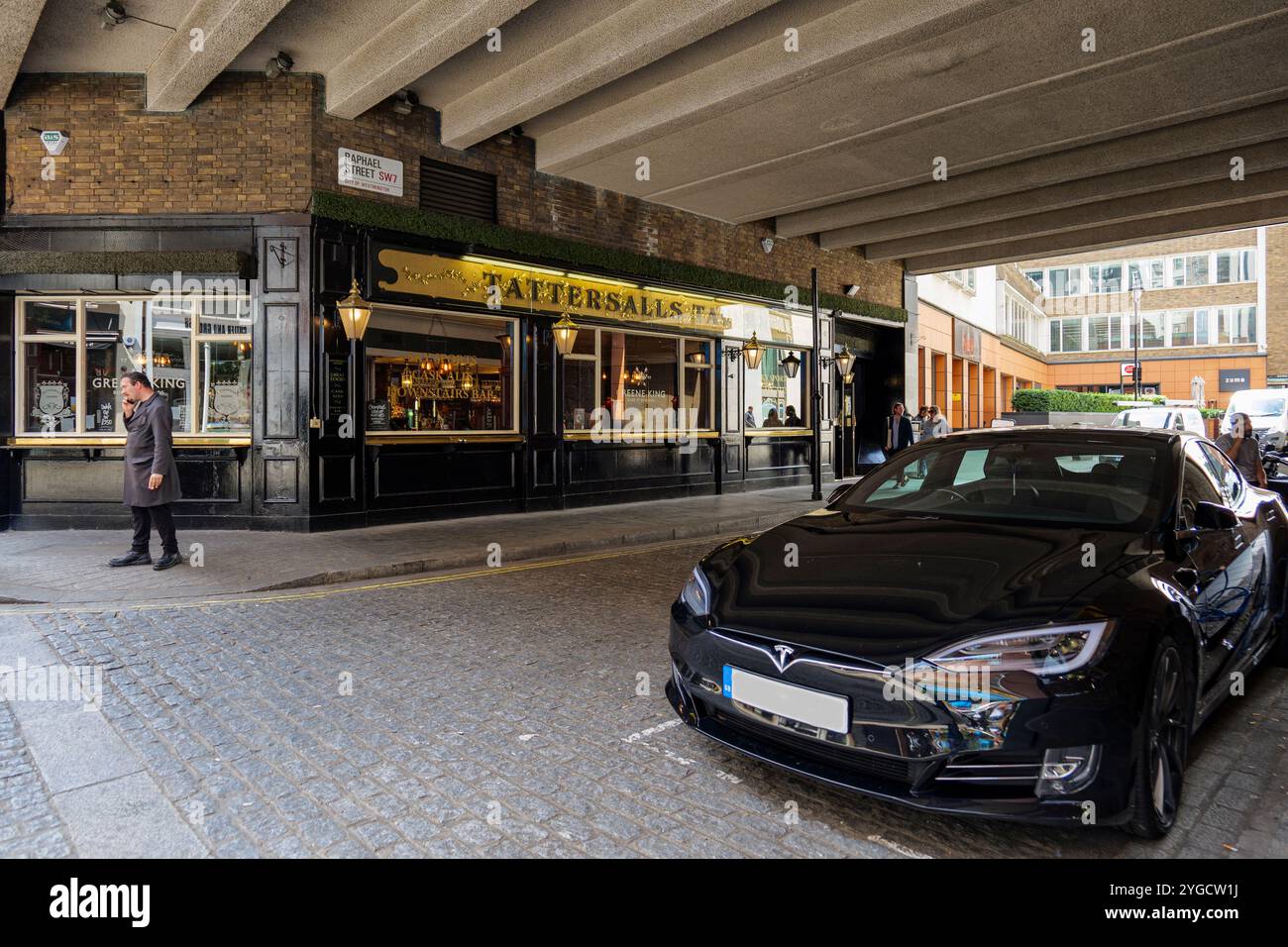 Londres - 06 16 2022 : vue de Tattersalls Tavern dans le passage souterrain sur Raphael St. Banque D'Images