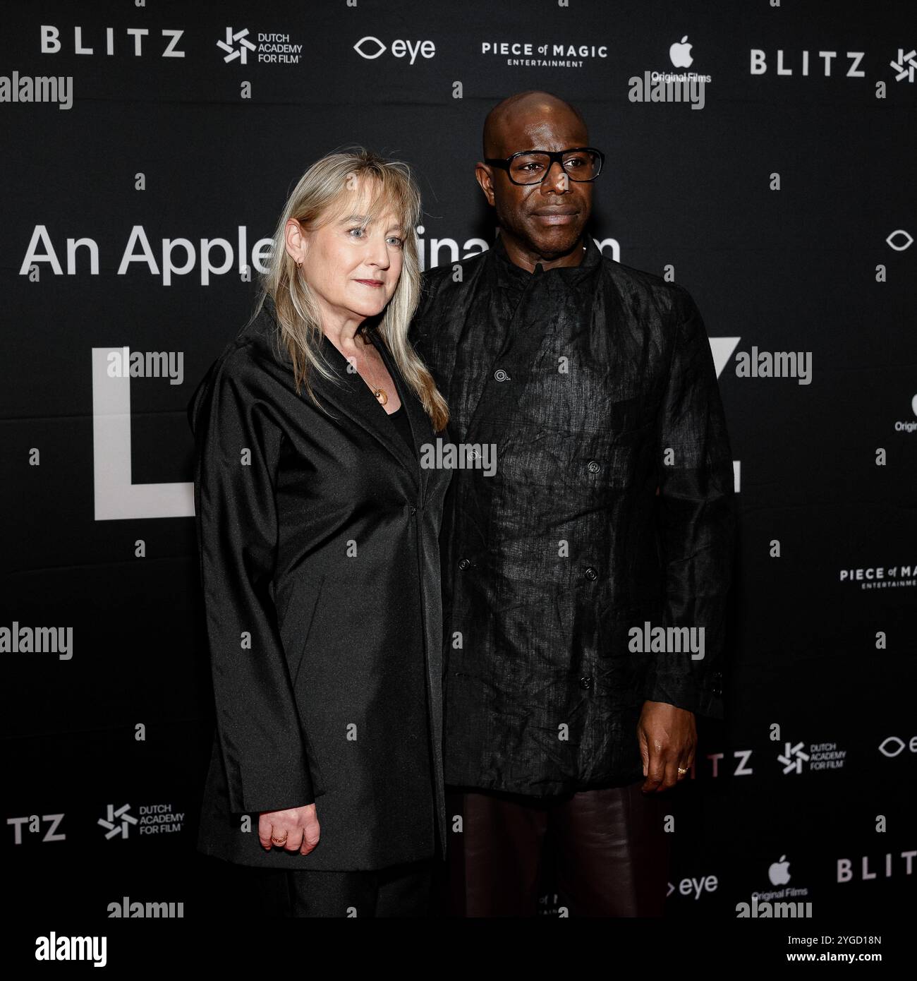 Pays-Bas, 2024-11-06 18:28:10 NLD/Amsterdam/20241106 - projection du film original Apple 'Blitz' au Eye film Museum en présence du réalisateur Steve McQueen. Projection du film original Apple 'Blitz' au Eye film Museum en présence du réalisateur Steve McQueen. Photo : Steve McQueen et son épouse Bianca StigterPhotographe : NL Beeld / ArjoFrank Fotografie crédit : NL Beeld / Arjo Frank Banque D'Images