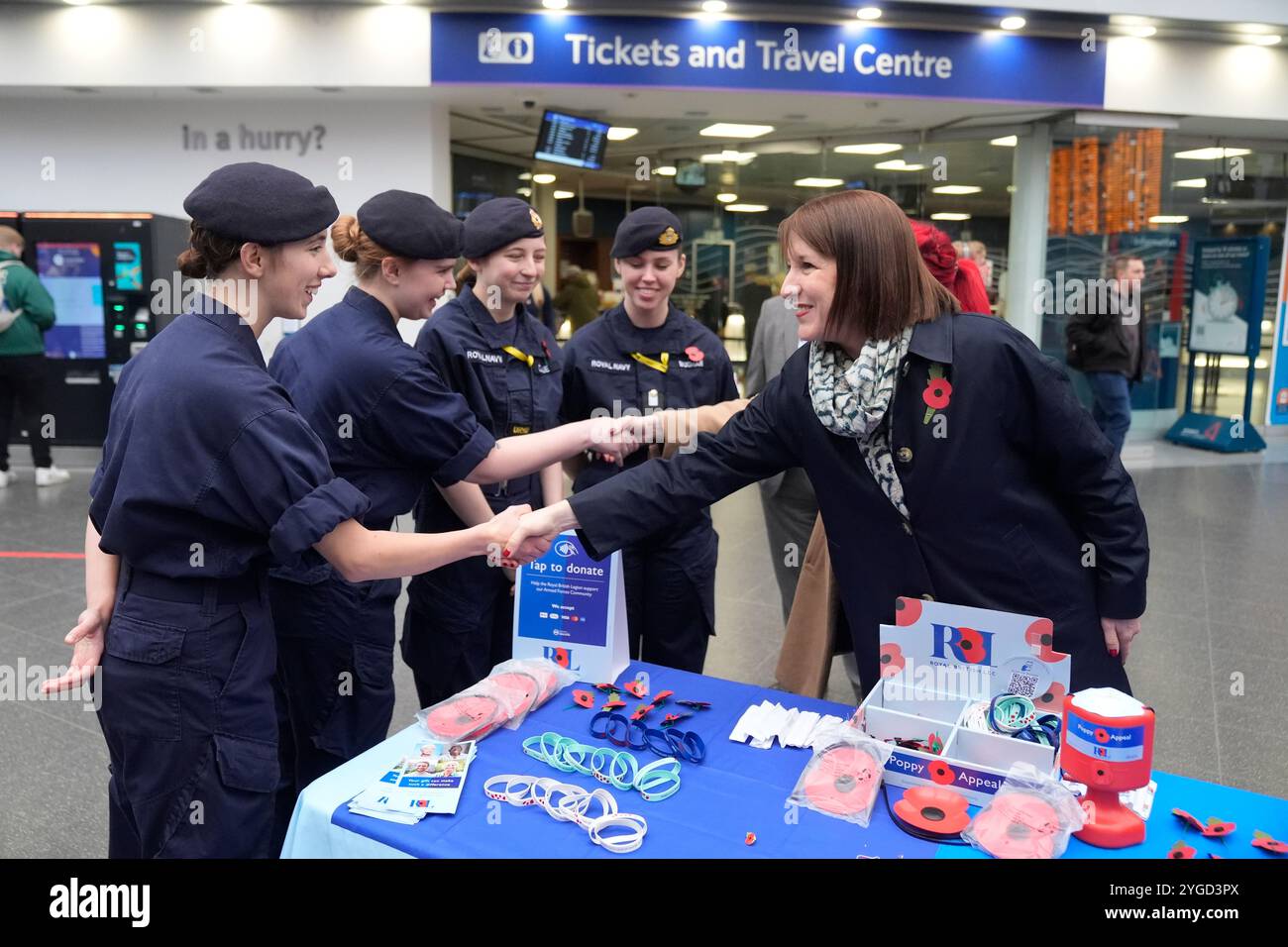 La chancelière de l'Échiquier Rachel Reeves rencontre les Cadets de l'unité navale royale de l'Université vendant des coquelicots avec les vétérans de la Royal British Legion à Manchester Piccadilly Station. Date de la photo : jeudi 7 novembre 2024. Banque D'Images