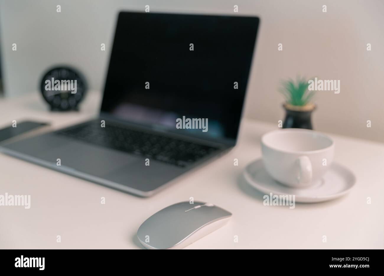 Le travail à distance repose sur la technologie, les employés utilisant des ordinateurs portables et des ordinateurs à domicile pour communiquer et mener leurs activités en ligne via le réseau. confort Banque D'Images Le travail à distance repose sur la technologie, les employés utilisant des ordinateurs portables et des ordinateurs à domicile pour communiquer et mener leurs activités en ligne via le réseau. confort Banque D'Images
