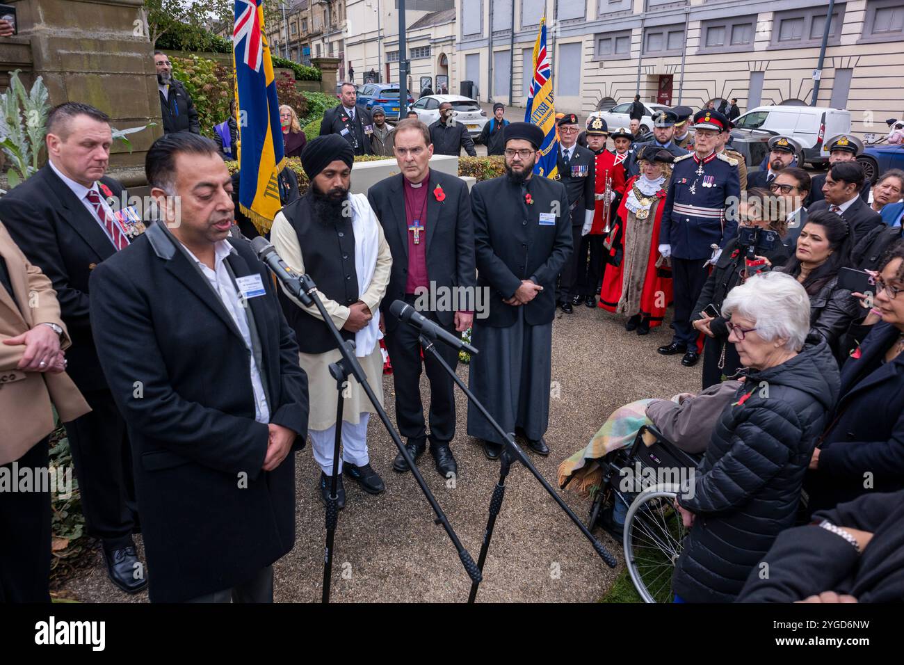 Deepak Sharma, un administrateur du Bradford Hindu Council, dirige les prières aux côtés de leaders multiconfessionnels alors que Bradford dévoile le premier mémorial de guerre du Commonwealth à l'extérieur de Londres. 6 novembre cénotaphe de Bradford. Banque D'Images