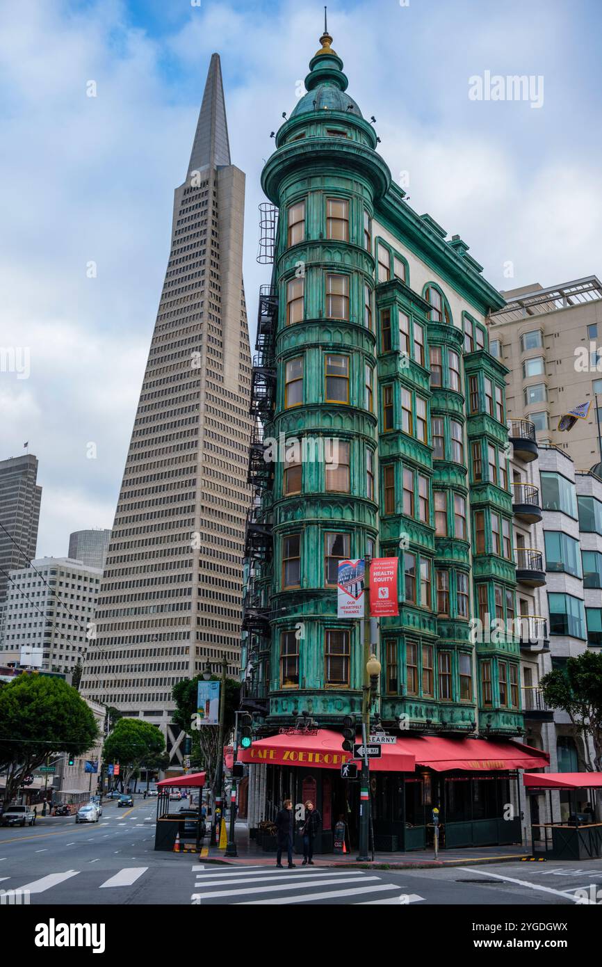 Styles architecturaux contrastés à San Francisco - le Sentinel Building et Café Zoetrope avec la pyramide Transamerica derrière Banque D'Images