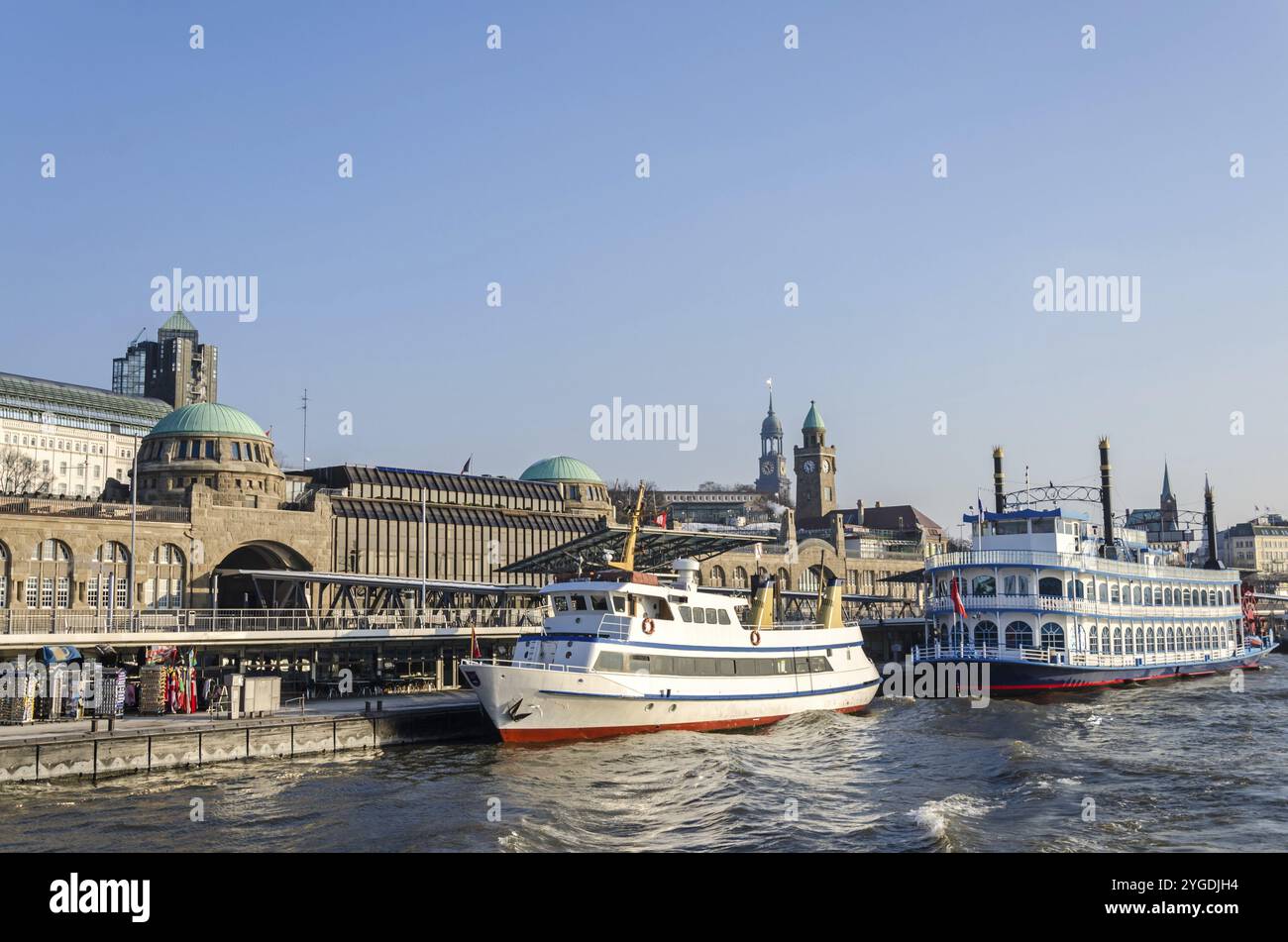 Ferries au quai Landungsbruecken sur l'Elbe à Hambourg, Allemagne, Europe Banque D'Images