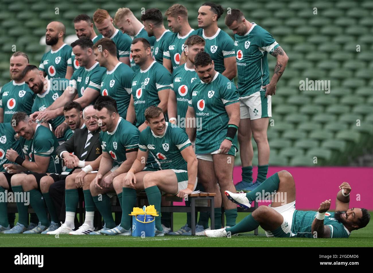 Le Bundee Aki irlandais tombe d'un banc alors qu'il prenait une photo de groupe pendant la course par équipe au stade Aviva de Dublin. Date de la photo : jeudi 7 novembre 2024. Banque D'Images