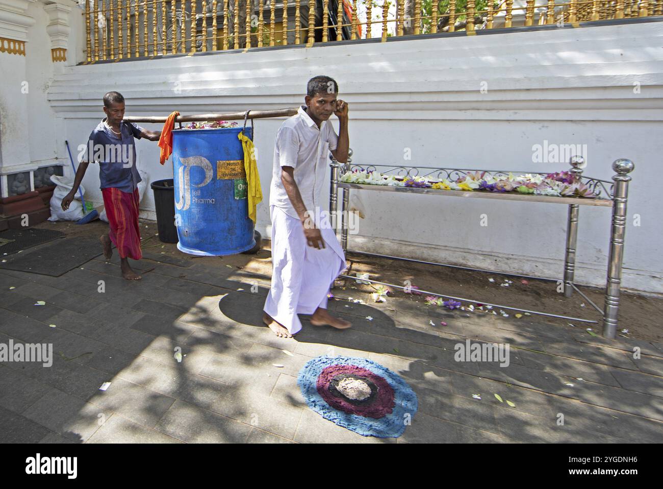 Hommes sri-lankais portant des ordures dans la ville sainte d'Anuradhapura, Province du Centre Nord, Sri Lanka, Asie Banque D'Images