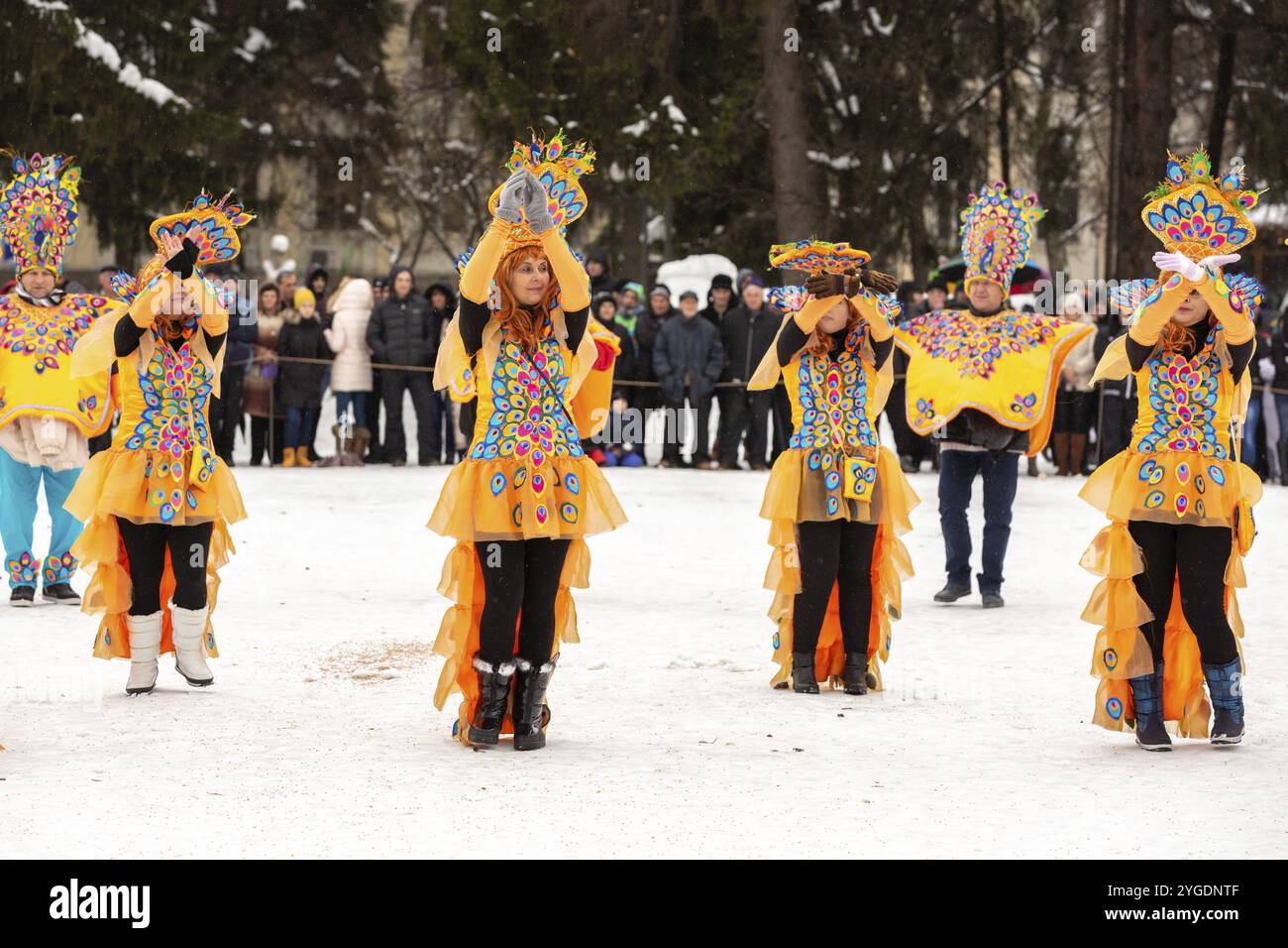 Razlog, Bulgarie, 14 janvier 2017 : des gens en costumes lumineux dansent au festival Starchevata, Europe Banque D'Images