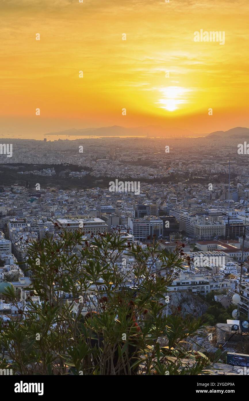 Coucher de soleil vue sur la ville aérienne d'Athènes, Grèce avec ciel coloré Banque D'Images
