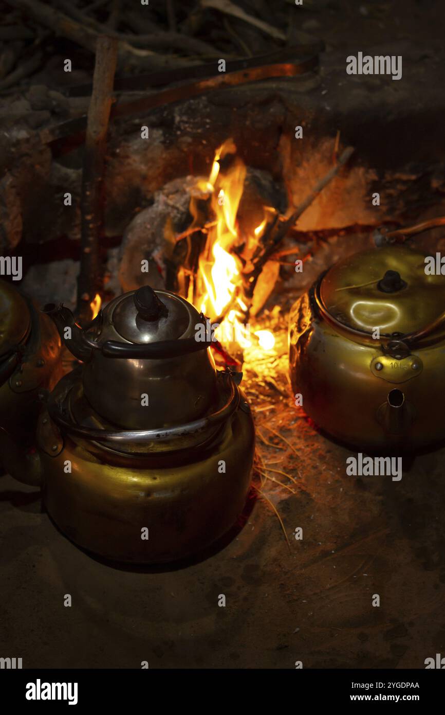 Quelques théières avec thé bédouin, bouilloire sur feu de camp la nuit, Jordanie, Wadi Rum, Asie Banque D'Images