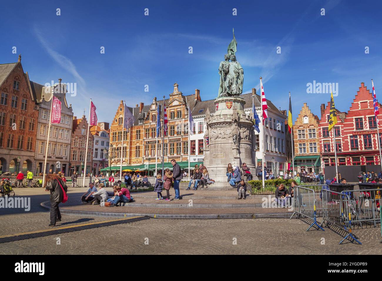 Bruges, Belgique, 10 avril 2016 : place du marché ou place Grote Markt avec des maisons traditionnelles colorées, statue de Jan Breydel et Pieter de Coninck, PEO Banque D'Images