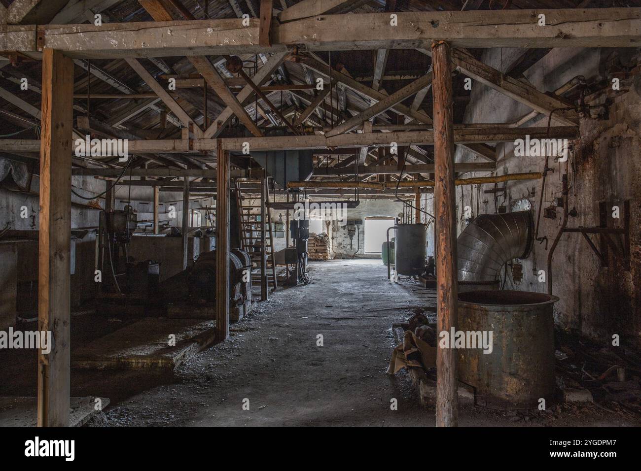 Vieille usine de papier abandonnée. Bâtiment historique et typique de l'usine comme un lieu perdu. La destruction et la pourriture endommagent la substance. Machine d'origine Banque D'Images