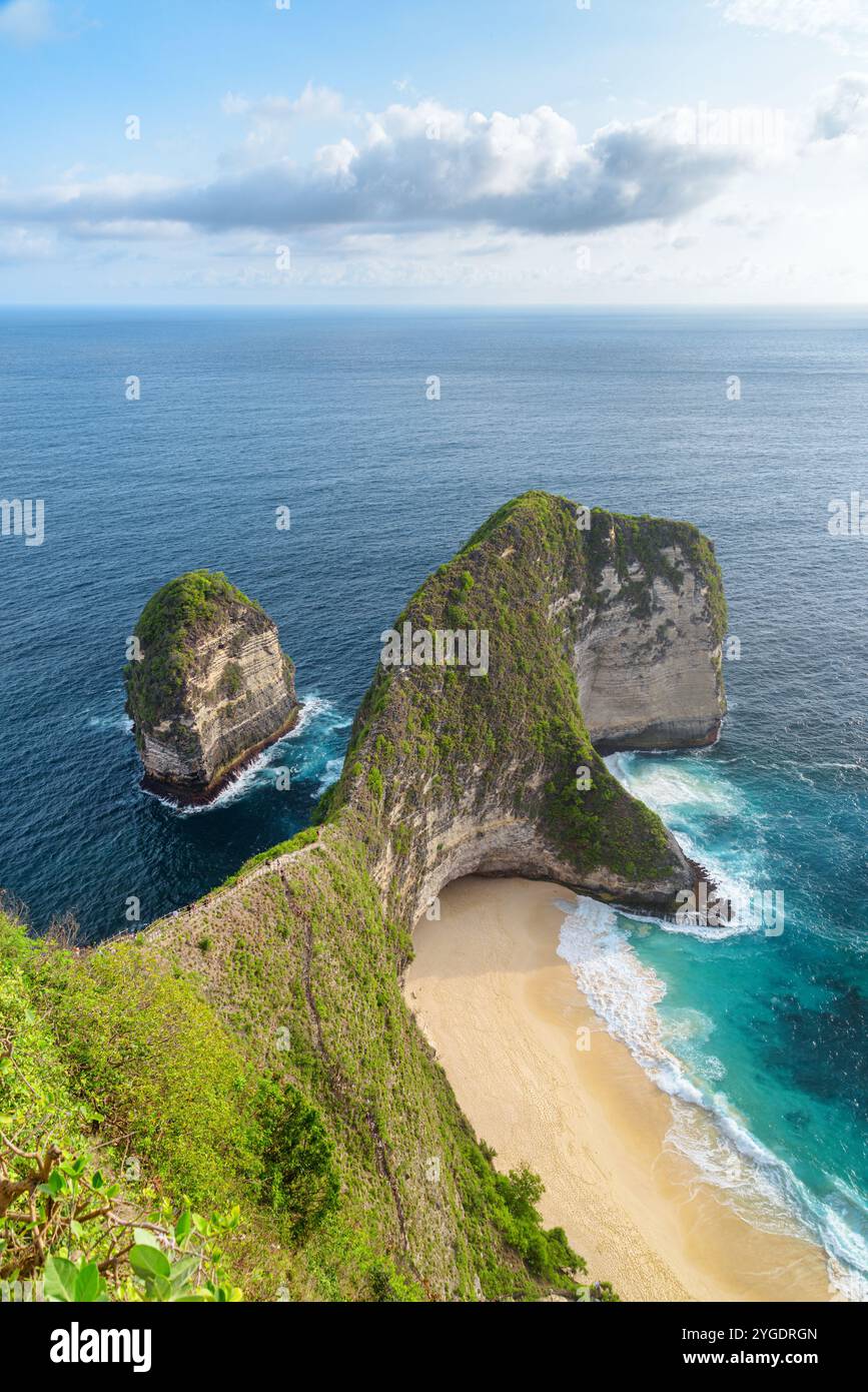 Vue imprenable sur la plage de Kelingking à Nusa Penida, Indonésie Banque D'Images