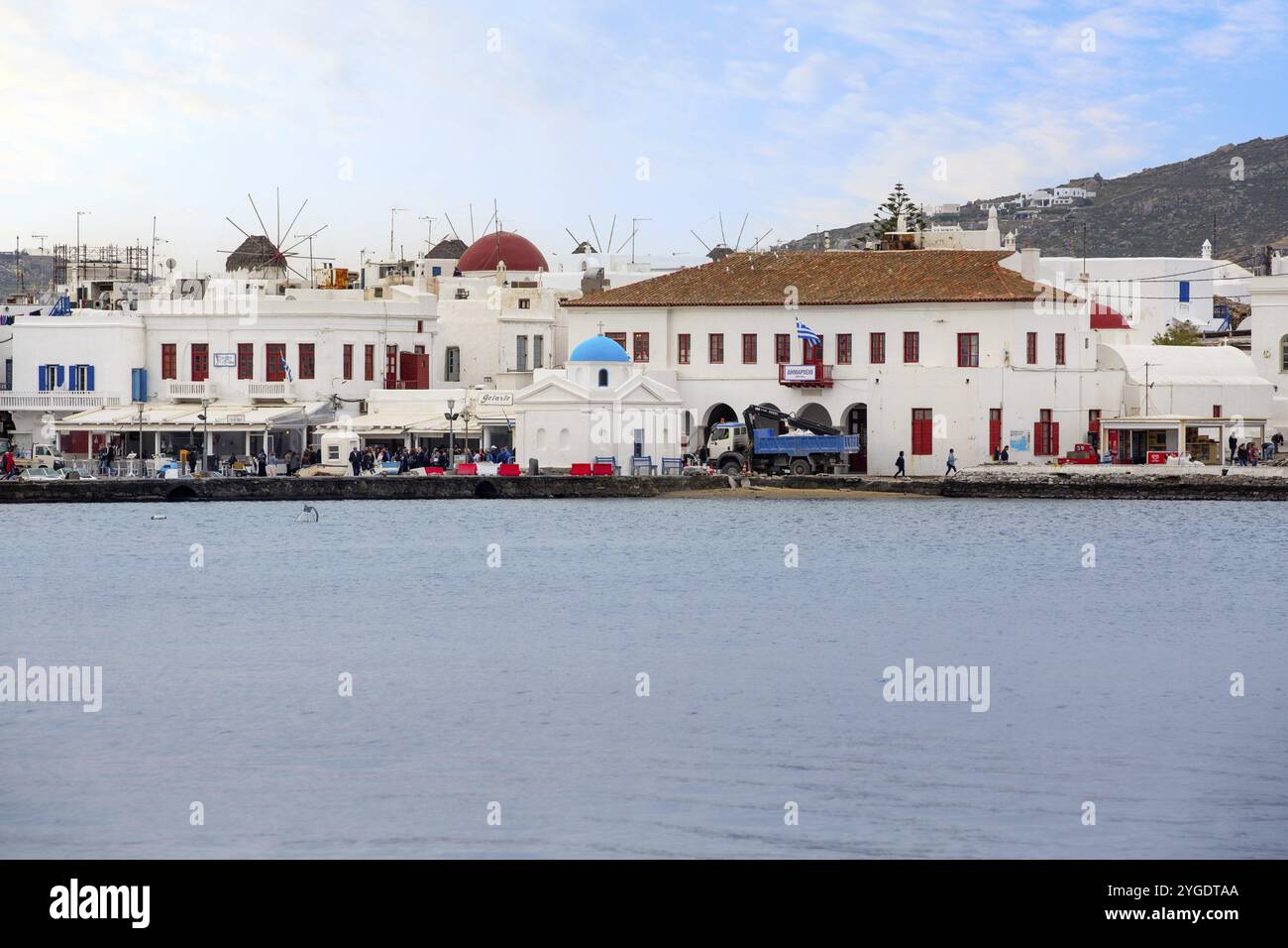 Mykonos, Grèce, 23 avril 2019 : vue sur les célèbres maisons blanches de l'île depuis la mer dans les Cyclades, en Europe Banque D'Images Mykonos, Grèce, 23 avril 2019 : vue sur les célèbres maisons blanches de l'île depuis la mer dans les Cyclades, en Europe Banque D'Images
