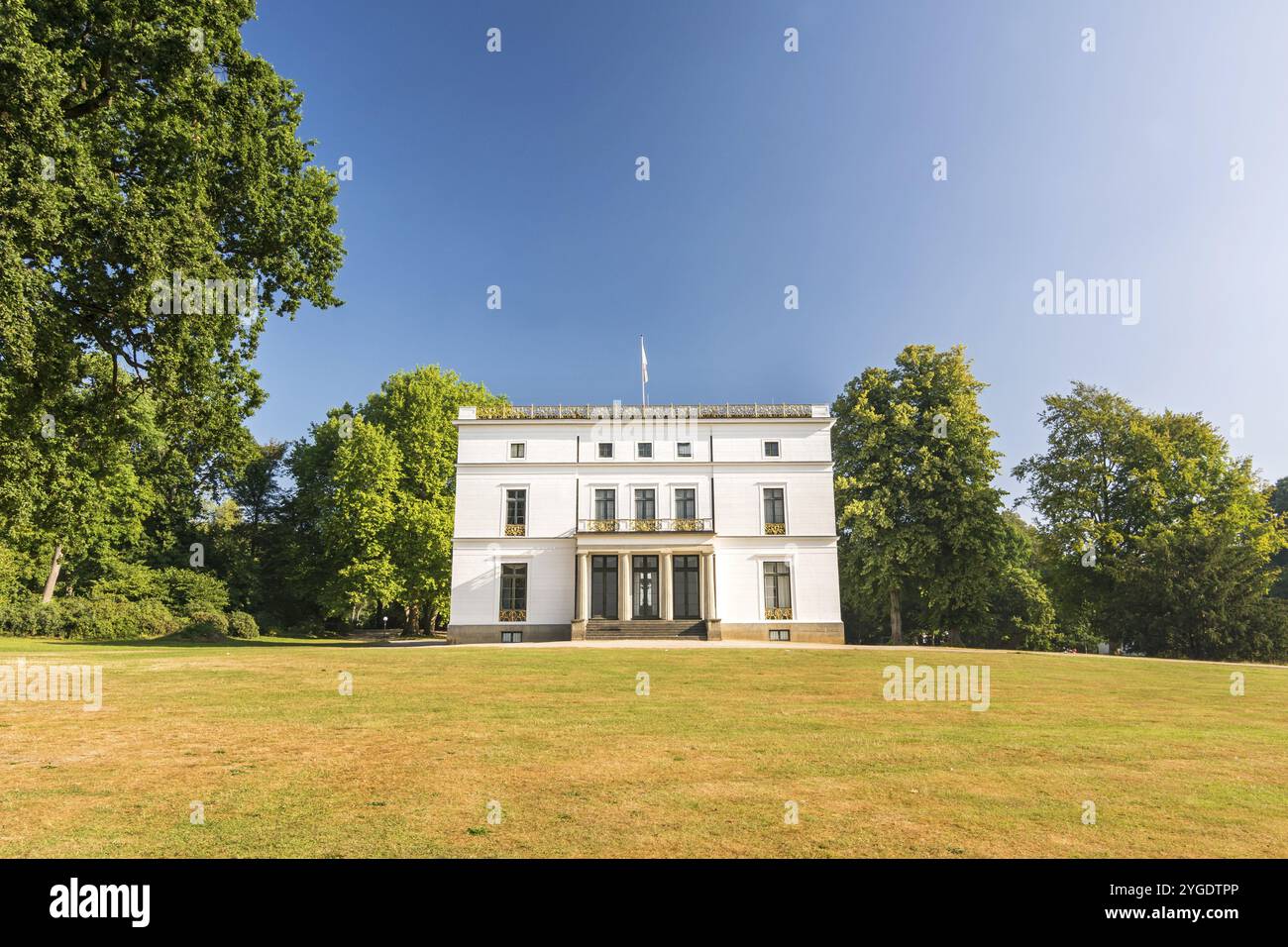 Beau manoir blanc historique (Jenischhaus) dans un parc paysager (Jenischpark) à Hambourg, Allemagne, Europe Banque D'Images
