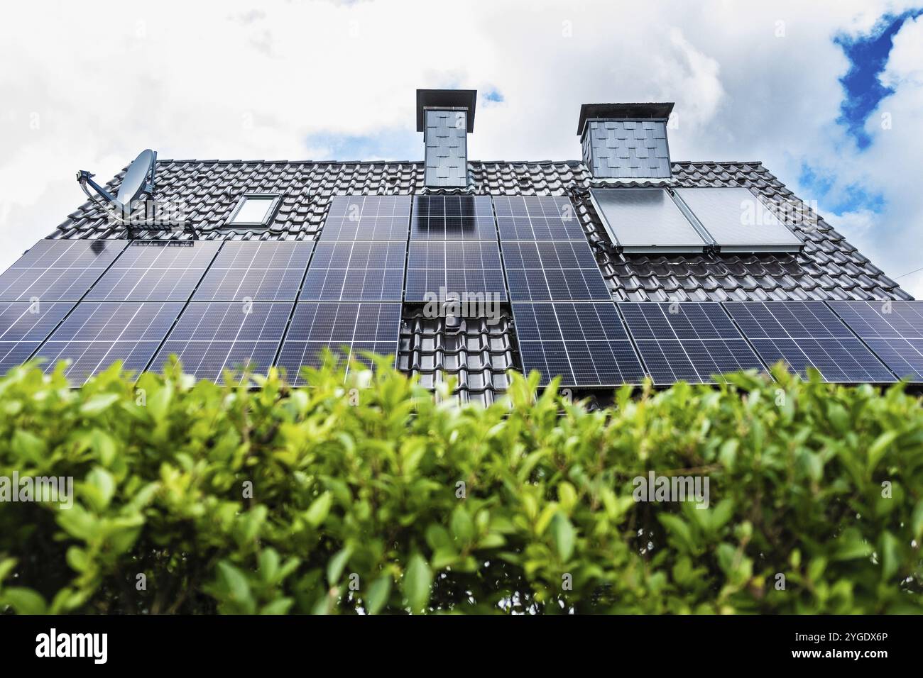 Panneaux solaires et énergie solaire thermique sur le toit d'une maison individuelle à Essen, Allemagne, Europe Banque D'Images