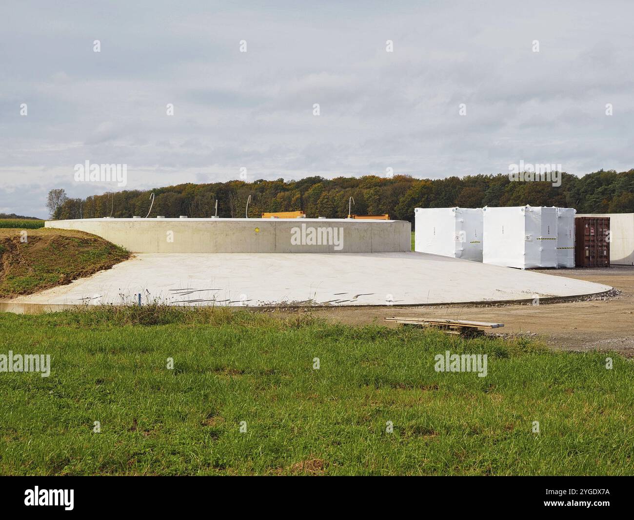 Chantier de construction d'une éolienne pour la production d'électricité respectueuse de l'environnement, Rhénanie du Nord-Westphalie, Allemagne, Europe Banque D'Images