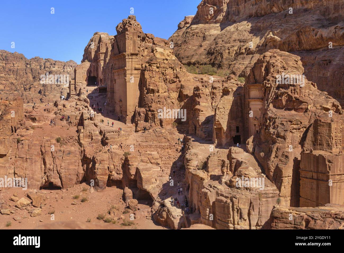 Petra, Jordanie, 3 novembre 2022 : vue sur les tombes royales Nabatéennes antiques et la rue principale de Petra pleine de touristes, Asie Banque D'Images