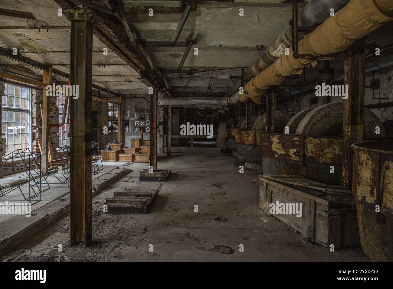 Vieille usine de papier abandonnée. Bâtiment historique et typique de l'usine comme un lieu perdu. La destruction et la pourriture endommagent la substance. Machine d'origine Banque D'Images