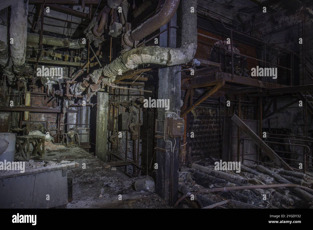 Vieille usine de papier abandonnée. Bâtiment historique et typique de l'usine comme un lieu perdu. La destruction et la pourriture endommagent la substance. Machine d'origine Banque D'Images