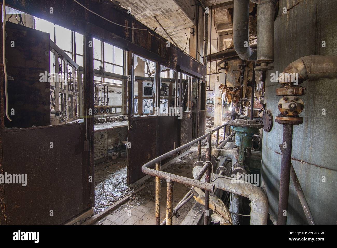 Vieille usine de papier abandonnée. Bâtiment historique et typique de l'usine comme un lieu perdu. La destruction et la pourriture endommagent la substance. Machine d'origine Banque D'Images