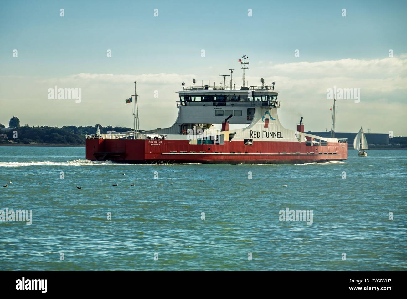 Red Funnel Ferry Red Kestrel Southampton Angleterre, Île de Wight Ferries pour véhicules Roll on Roll Off car Ferry Solent Southampton Angleterre Banque D'Images