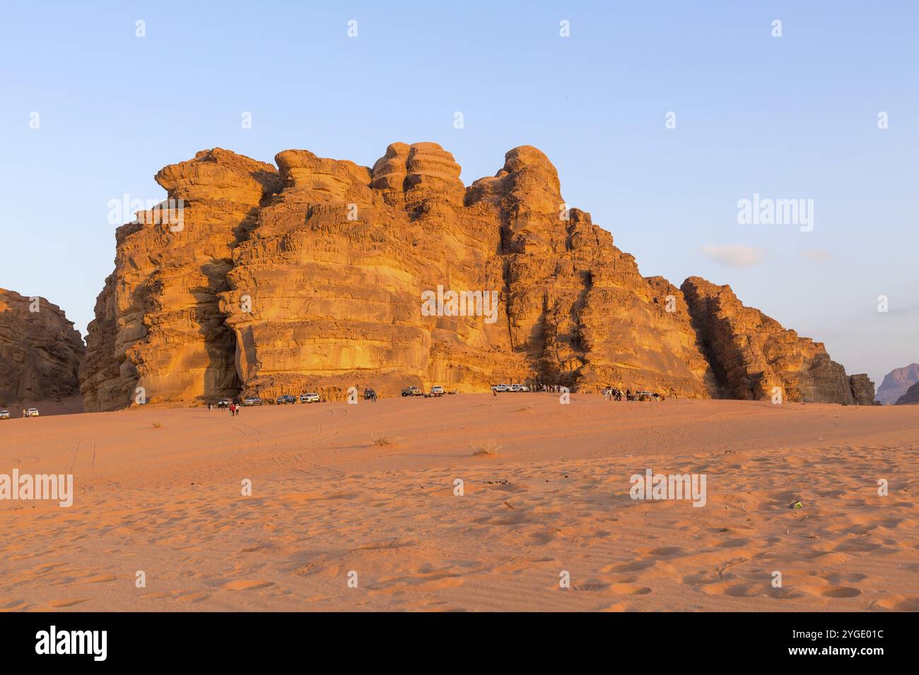 Jordanie, Wadi Rum, 31 octobre 2022 : des gens et des voitures de jeep attendent le coucher du soleil sur le désert, en Asie Banque D'Images