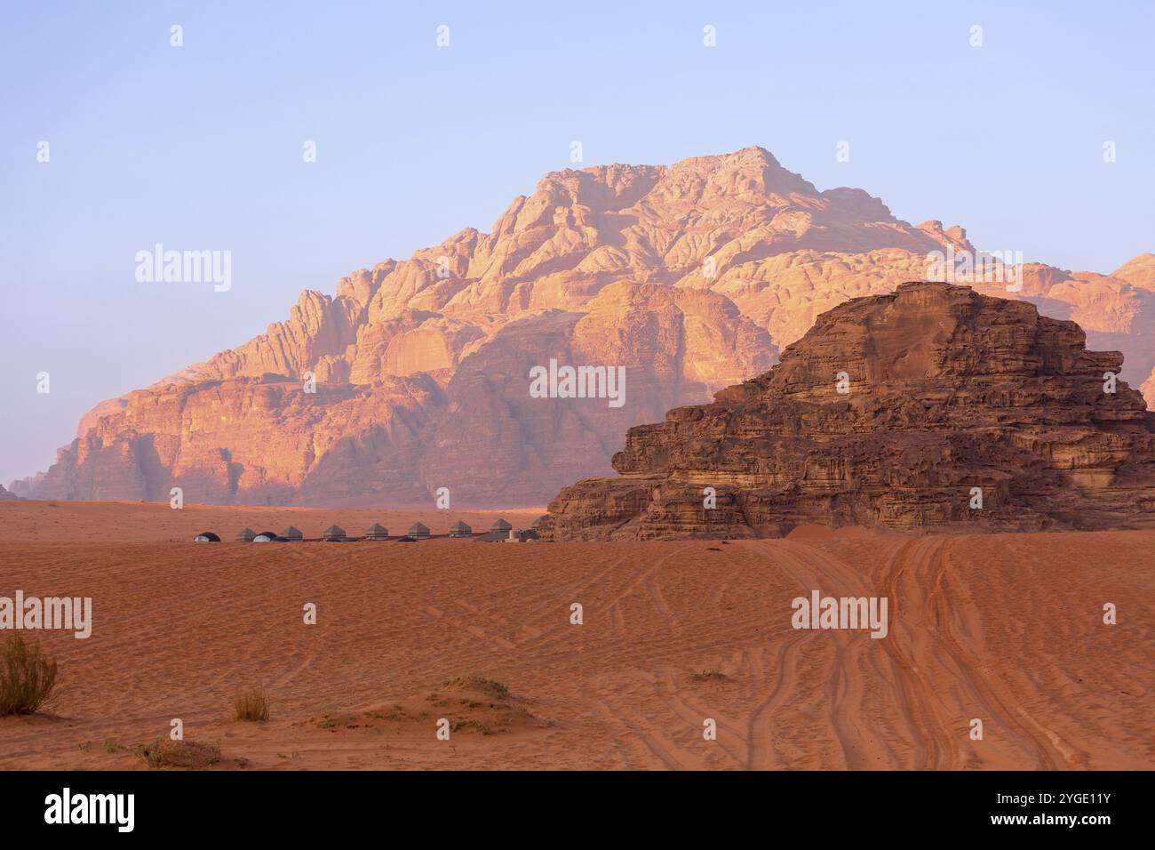 Campez des tentes au désert de Wadi Rum, en Jordanie, et le paysage des roches rouges Banque D'Images