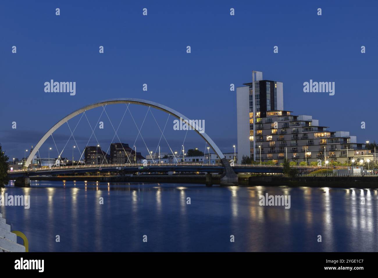 L'Arc de Clyde, pont voûté sur la rivière Clyde, ambiance du soir, Glasgow, Écosse, Grande-Bretagne Banque D'Images