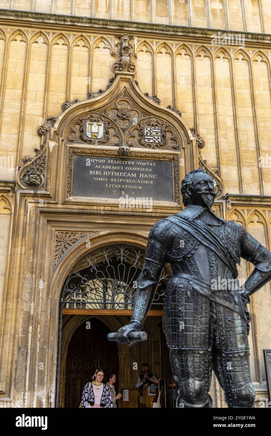 Oxford , Royaume-Uni - 5 juin 2024 : Grande porte sur Catte Street de l'entrée de la vieille bibliothèque Bodleian. La Bodleian Library est la principale bibliothèque de recherche. Statue de Banque D'Images