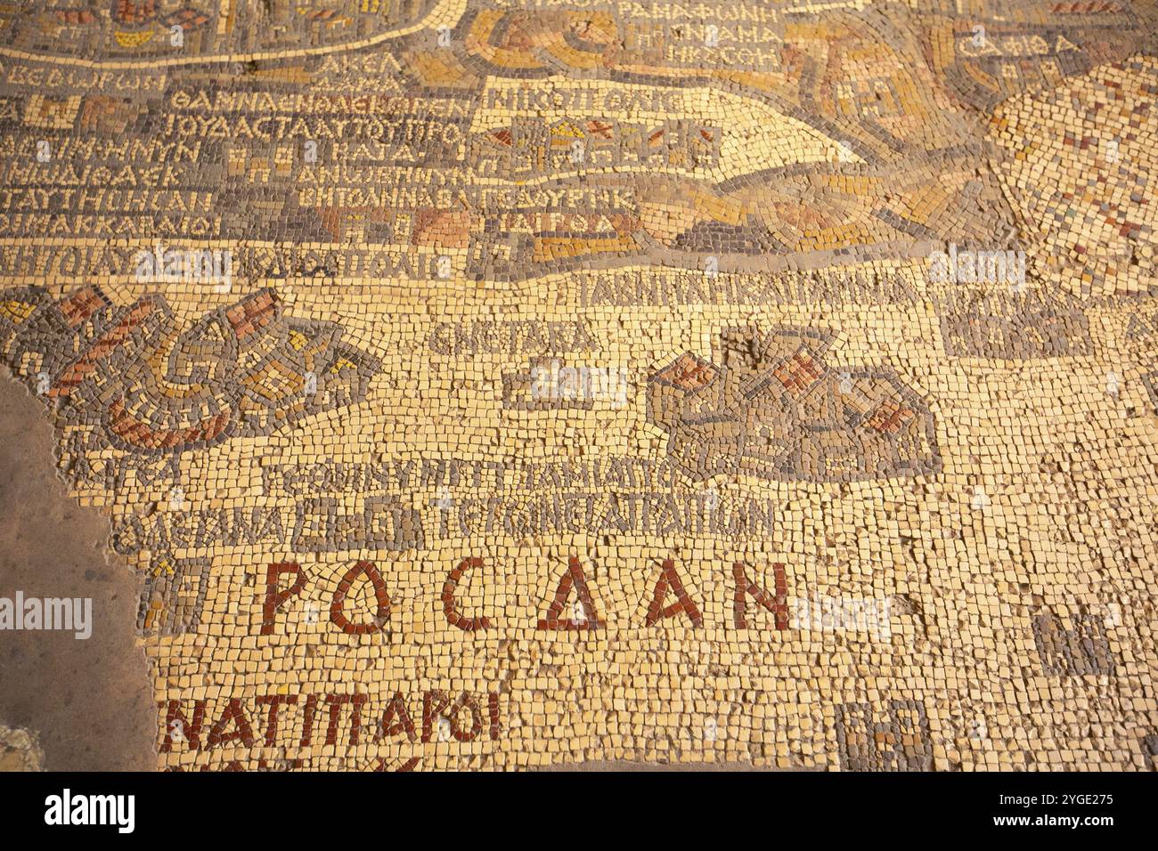 Madaba, Jordanie, 5 novembre 2022 : carte en mosaïque intérieure du vie siècle de la Terre Sainte sur le sol de la Basilique orthodoxe grecque de George, Asie Banque D'Images